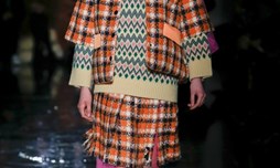 Sắc màu bùng nổ trong BST suy tôn nữ quyền của Prada Thu-Đông 2018
