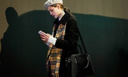 Kẻ caro cổ điển từ street style Tuần lễ thời trang London Thu – Đông 2018