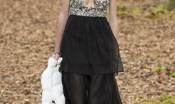 Đắm chìm trong rừng thu lãng mạn của Chanel Thu – Đông 2018
