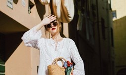 4 trend túi xách đi biển hot nhất dành cho những tháng hè rực rỡ