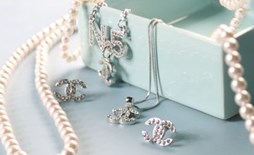 Trang sức ngọc trai nối gót các huyền thoại trở thành xu hướng 2018