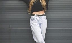 Bí quyết diện baggy jean cạp cao thời thượng như các fashionista thế giới