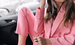 “Cơn lốc” vest hồng quyến rũ làng mốt thế giới