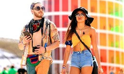 Coachella 2018: Vòng hoa hippie, khăn turban, họa tiết rằn ri đã có màn “chào sân” đầy ấn tượng