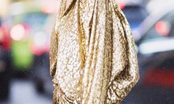 Nổi bật đầu năm cùng xu hướng metallic