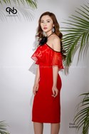 Váy bút chì cổ yếm đính hoa