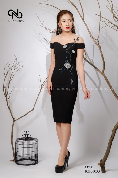 Váy bút chì trễ vai đính hoa