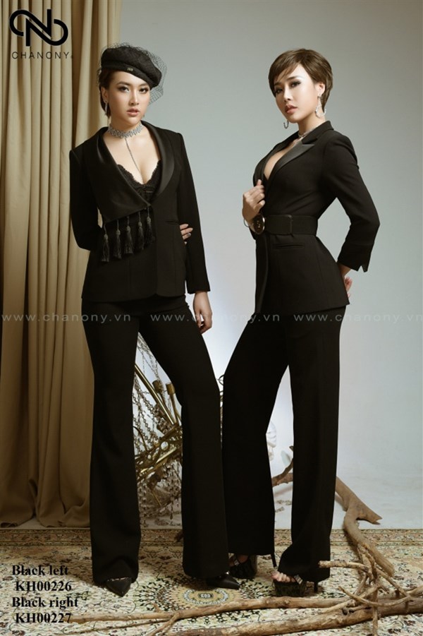 Bộ vest đen pha cổ lụa 
