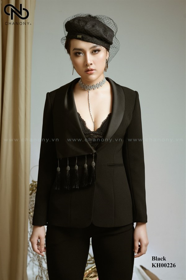 Bộ vest đen pha cổ lụa 