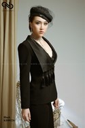 Bộ vest đen pha cổ lụa 