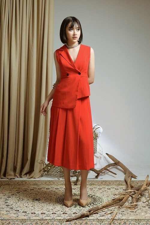 set áo vest sát nách tà lệch và chân váy xếp li.