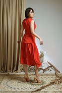 set áo vest sát nách tà lệch và chân váy xếp li.